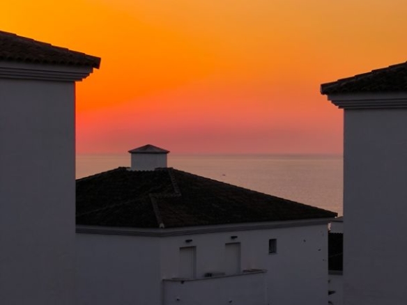 Refugio Listo para Invertir Cerca de la Playa con Vistas al Mar! Piso Manilva