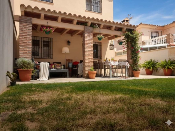 Adosado de 4 Dorm. con Jardín y Chimenea en Santa Margarita | El Paraíso | 280.000€ Casa Línea de la Concepción