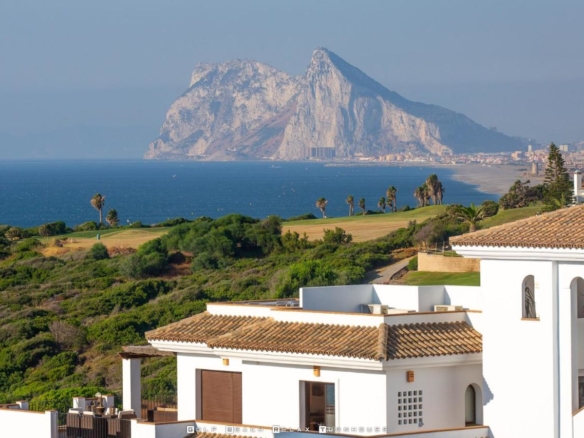 Ático en Marina de Alcaidesa: El lujo de vivir frente al mar
