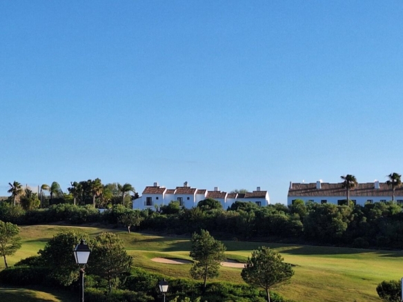 Donde el Golf se Convierte en Tu Jardín Privado Casa San Roque